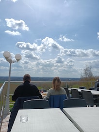 Vue du restaurant les pèlerins juste à côté et a l atelier idem