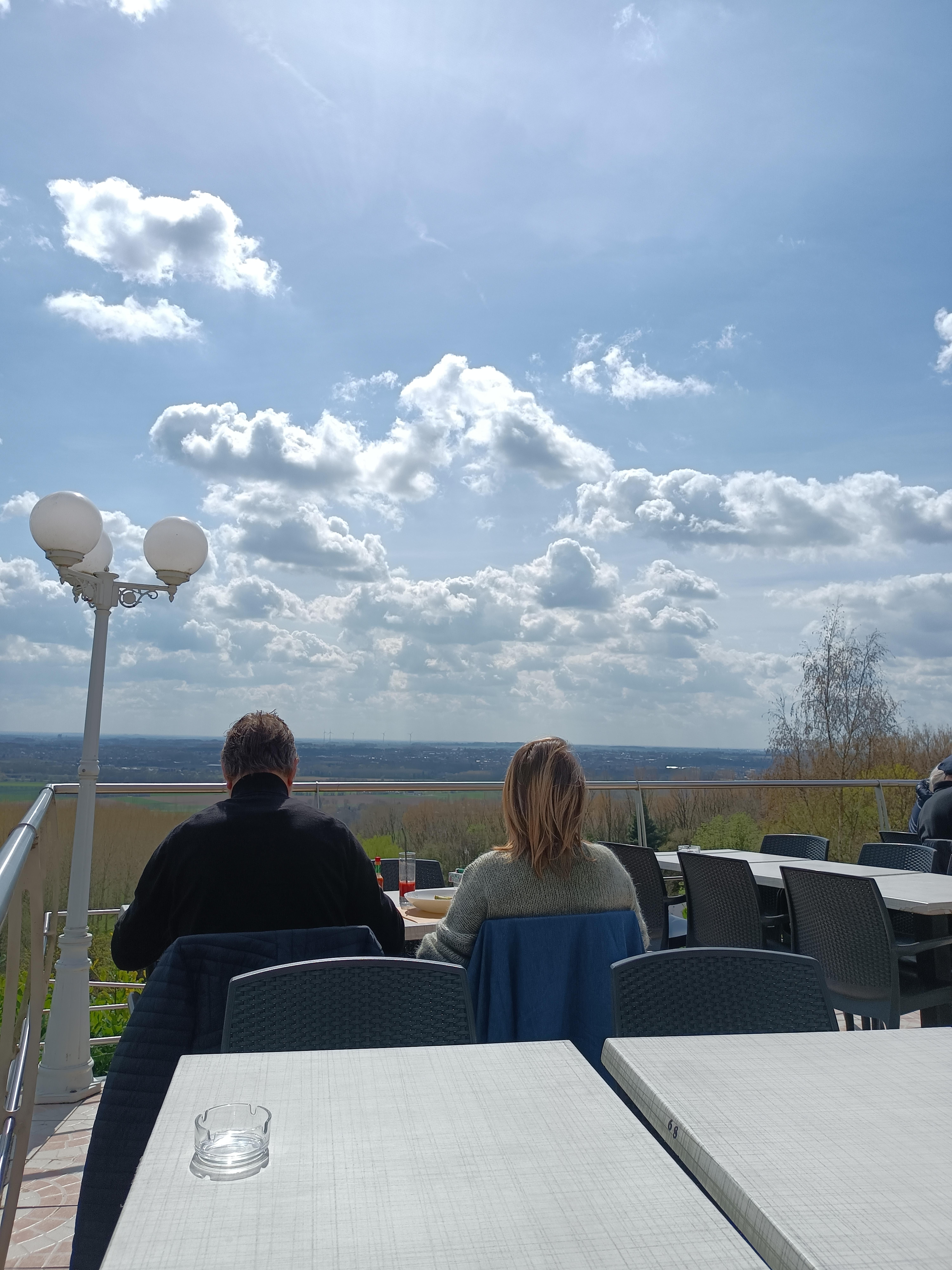 Vue du restaurant les pèlerins juste à côté et a l atelier idem