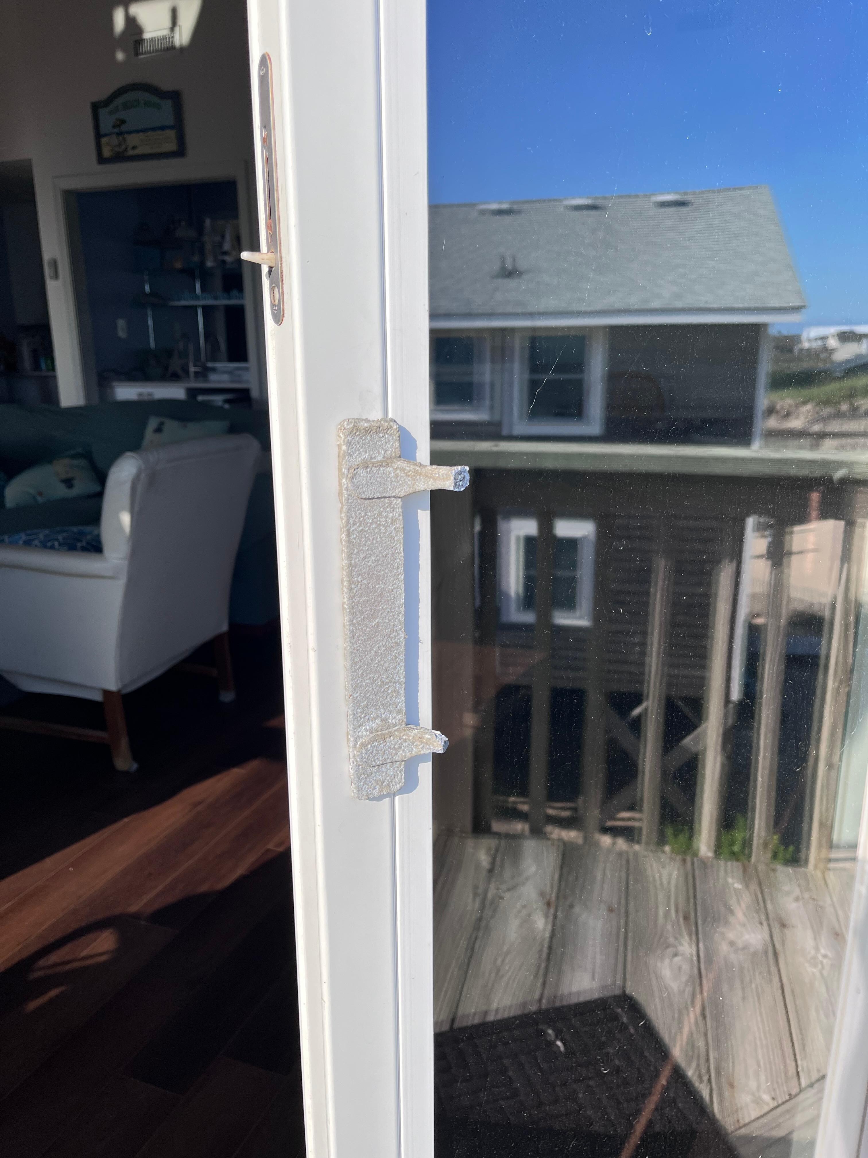 Broken handle on the door to the deck.