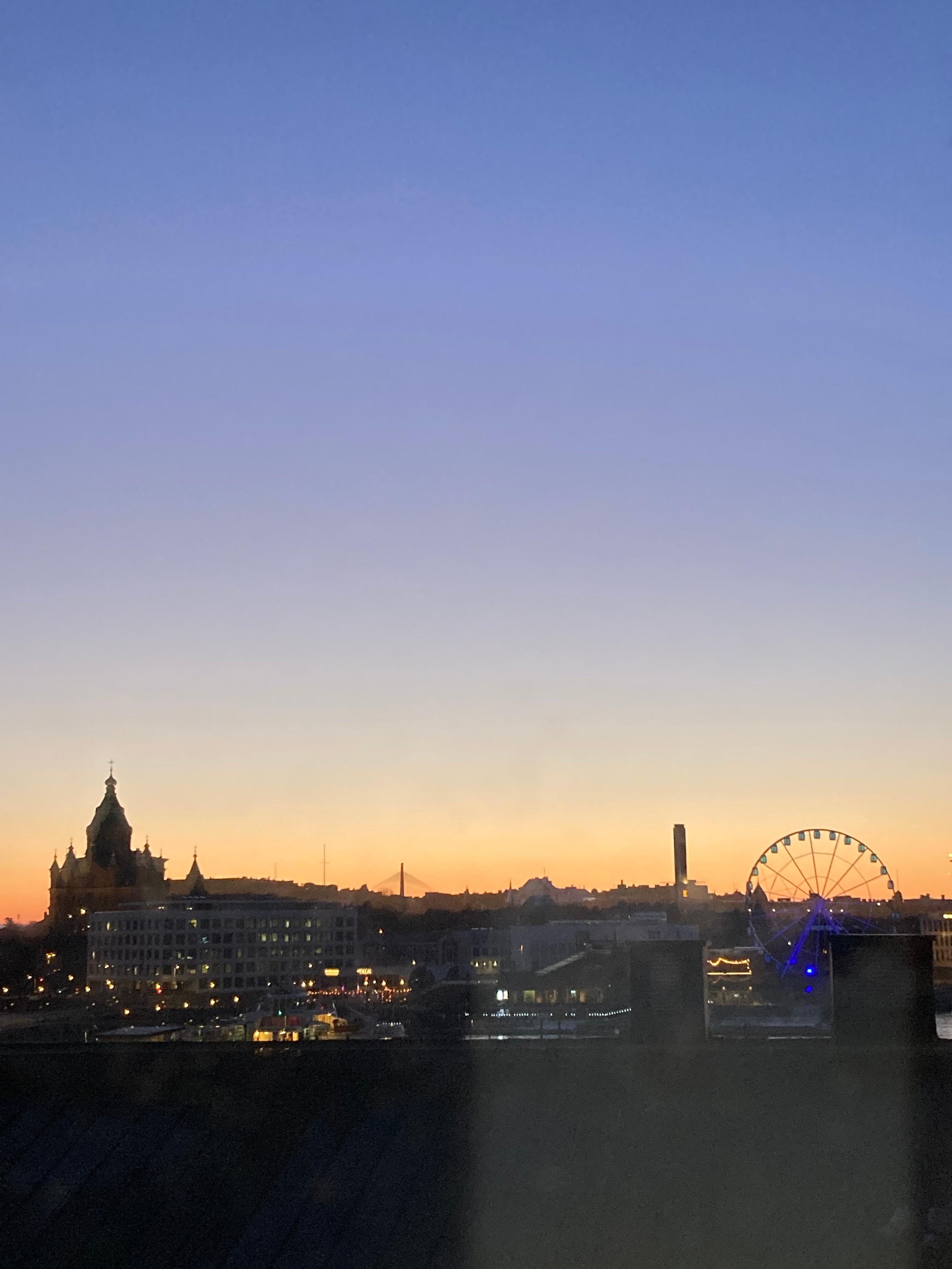 部屋から見る夜明け