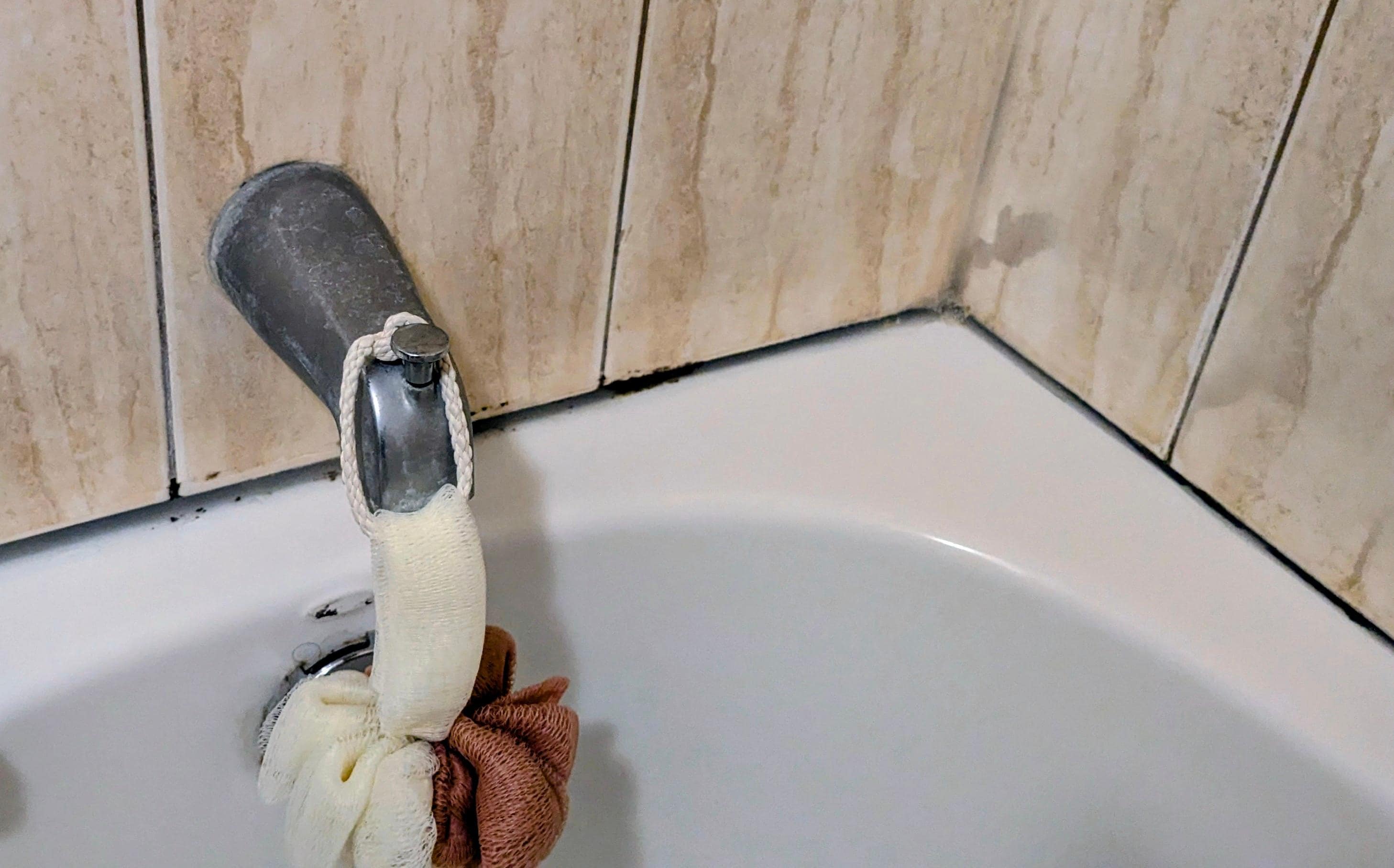 No caulking in the tub