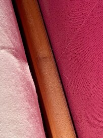 Massiv Staub auf Kopfteil am Bett