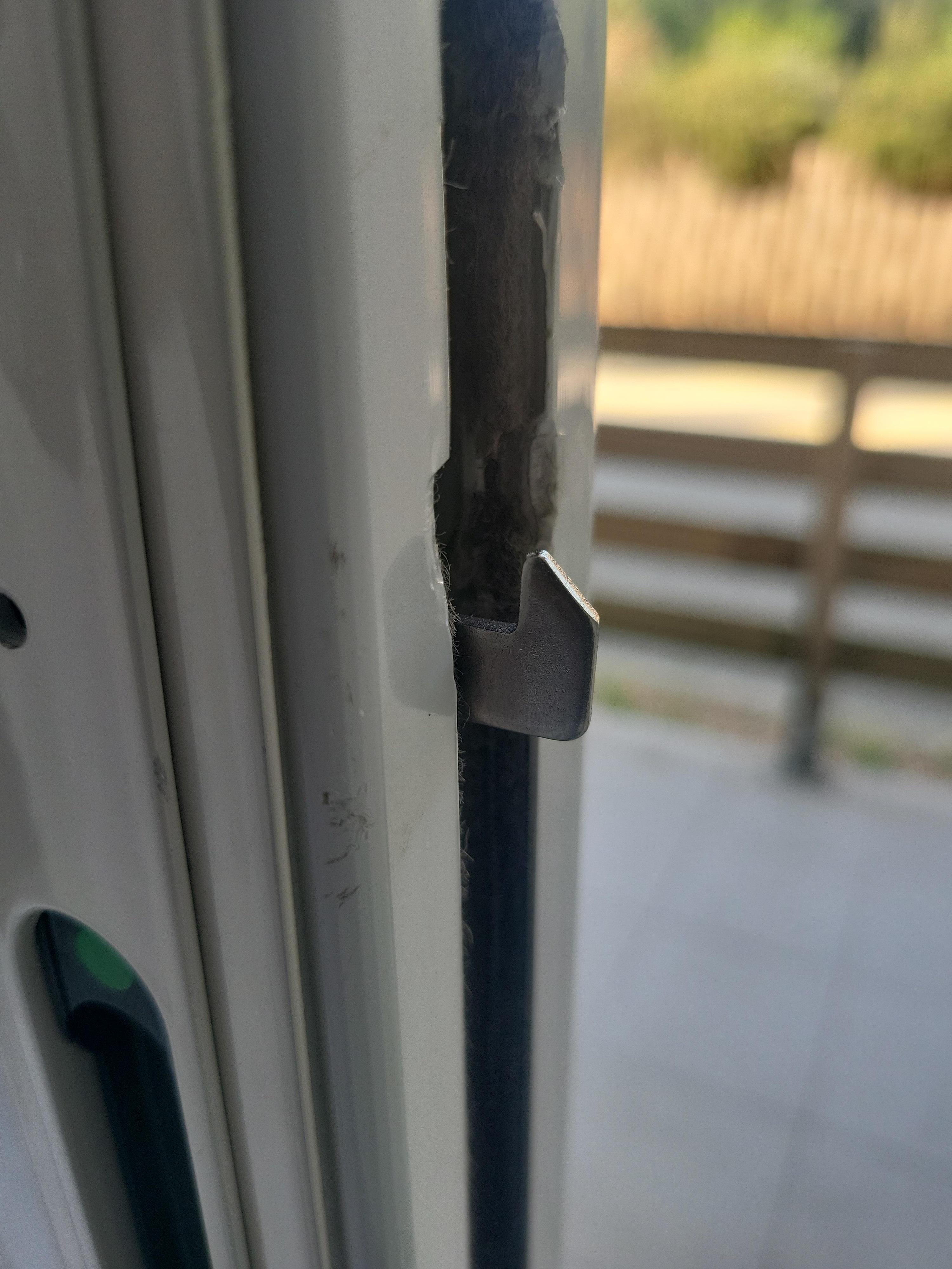 Serrure cassé des 2 côtés de la baie coulissante. Logement en rez de chaussé pour rappel