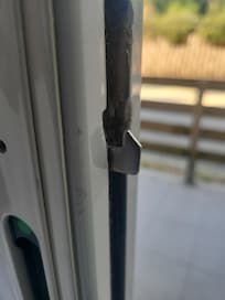 Serrure cassé des 2 côtés de la baie coulissante. Logement en rez de chaussé pour rappel