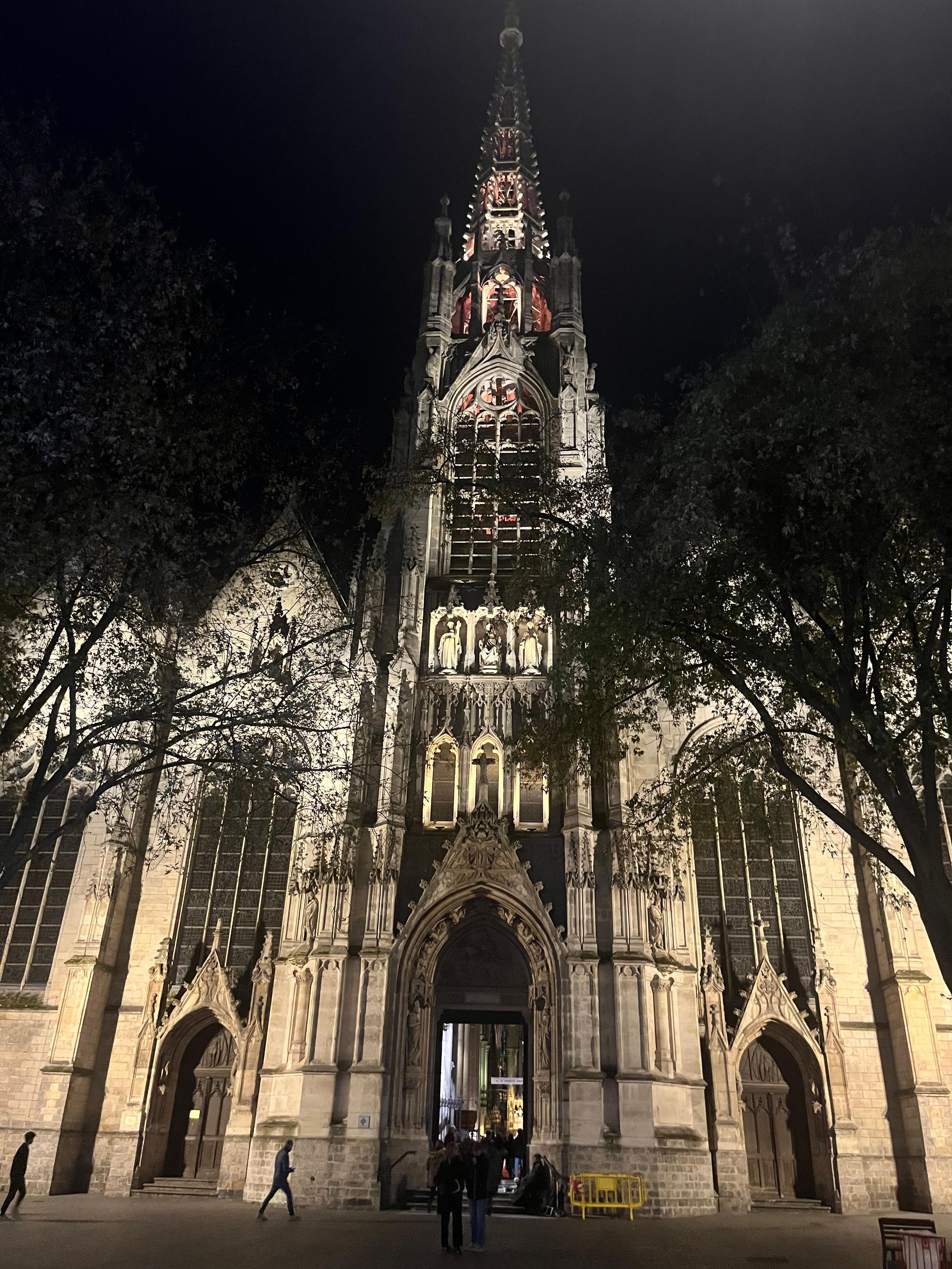 Saint Maurice church lit up at night. 