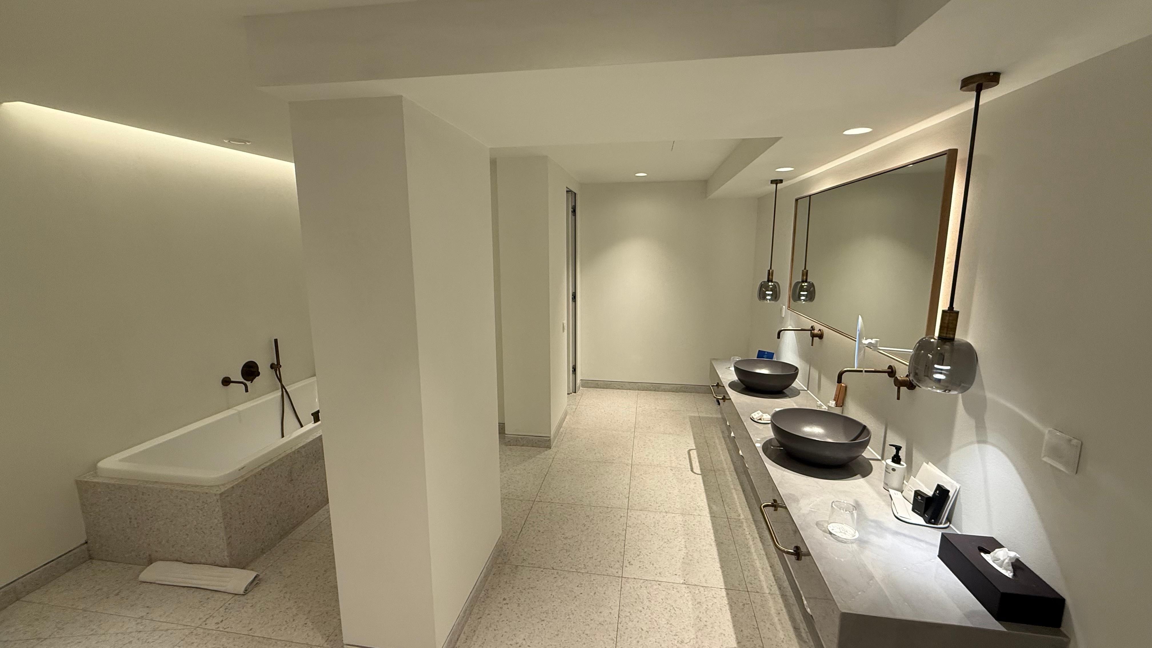 Mega grote badkamer