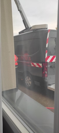 Camion devant notre fenêtre de chambre