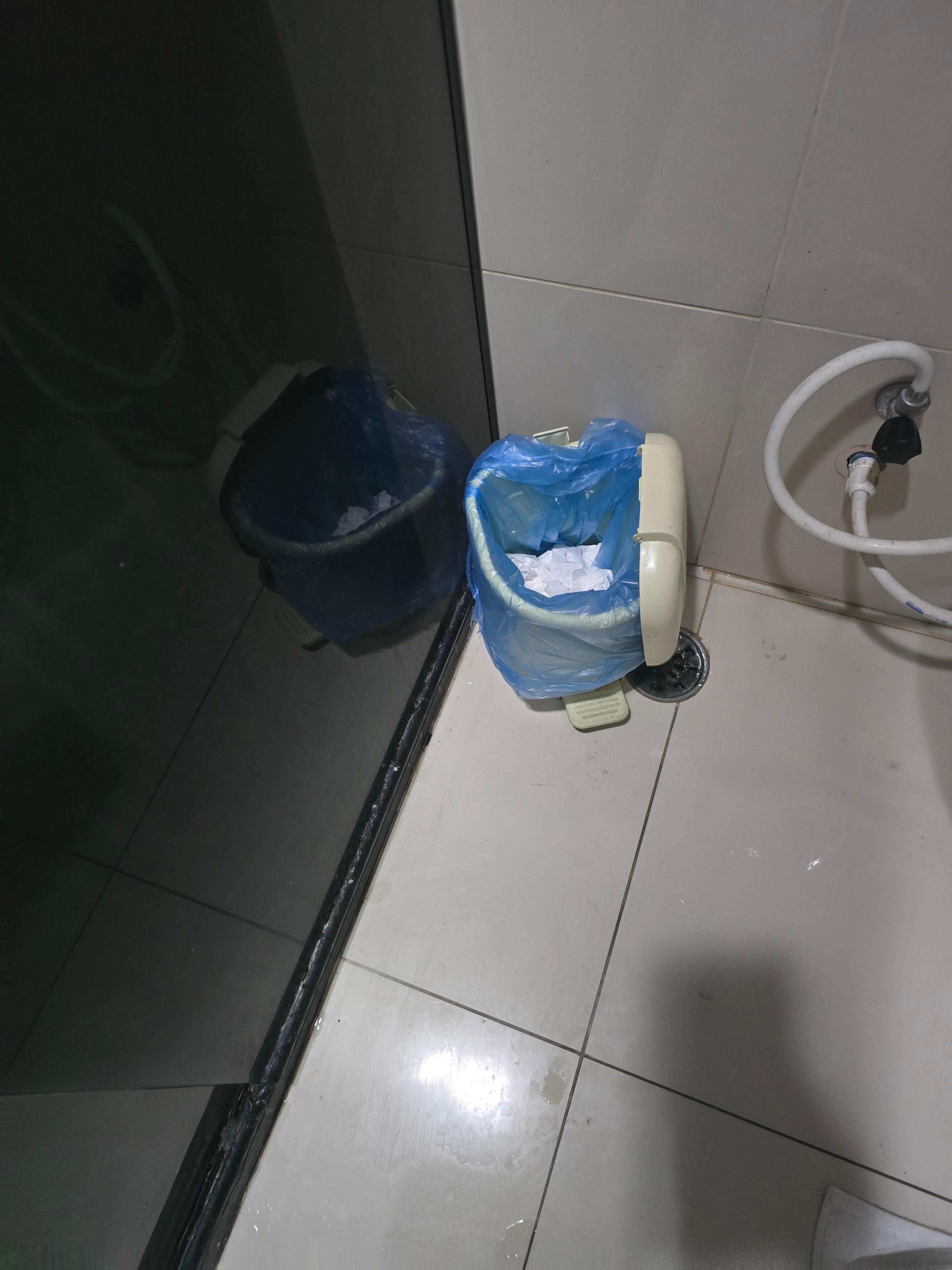 Balde de lixo quebrado