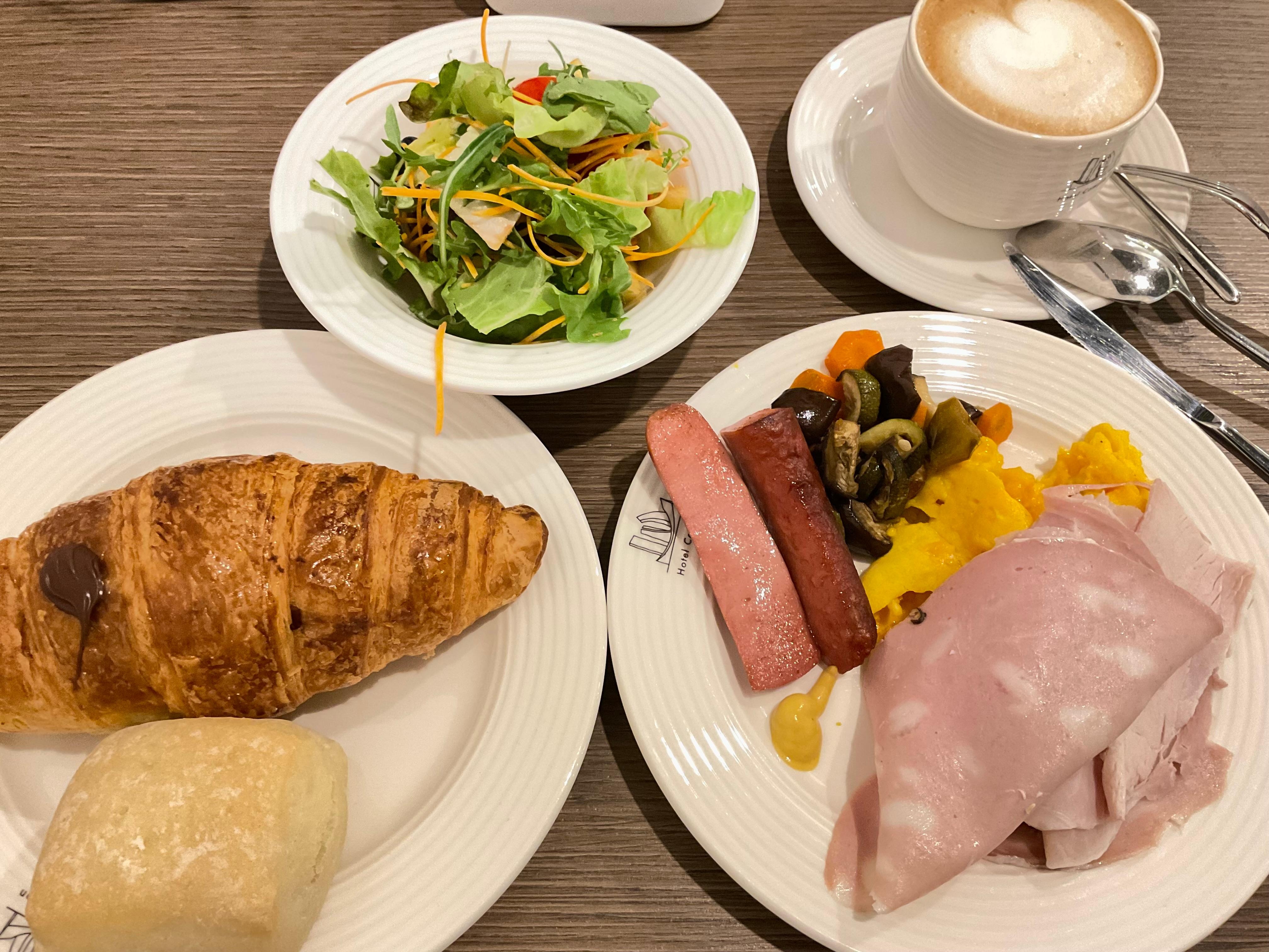 ホテルの朝食。数種類のクロワッサンがあり、毎食楽しみでした。