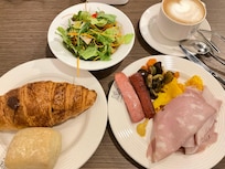 ホテルの朝食。数種類のクロワッサンがあり、毎食楽しみでした。