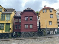 Bygningene i nĂŠrheten av hotellet