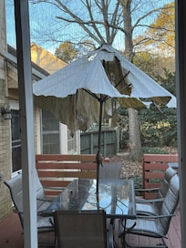 Dirty and old outdoor furniture. Does not match advertising pictures.