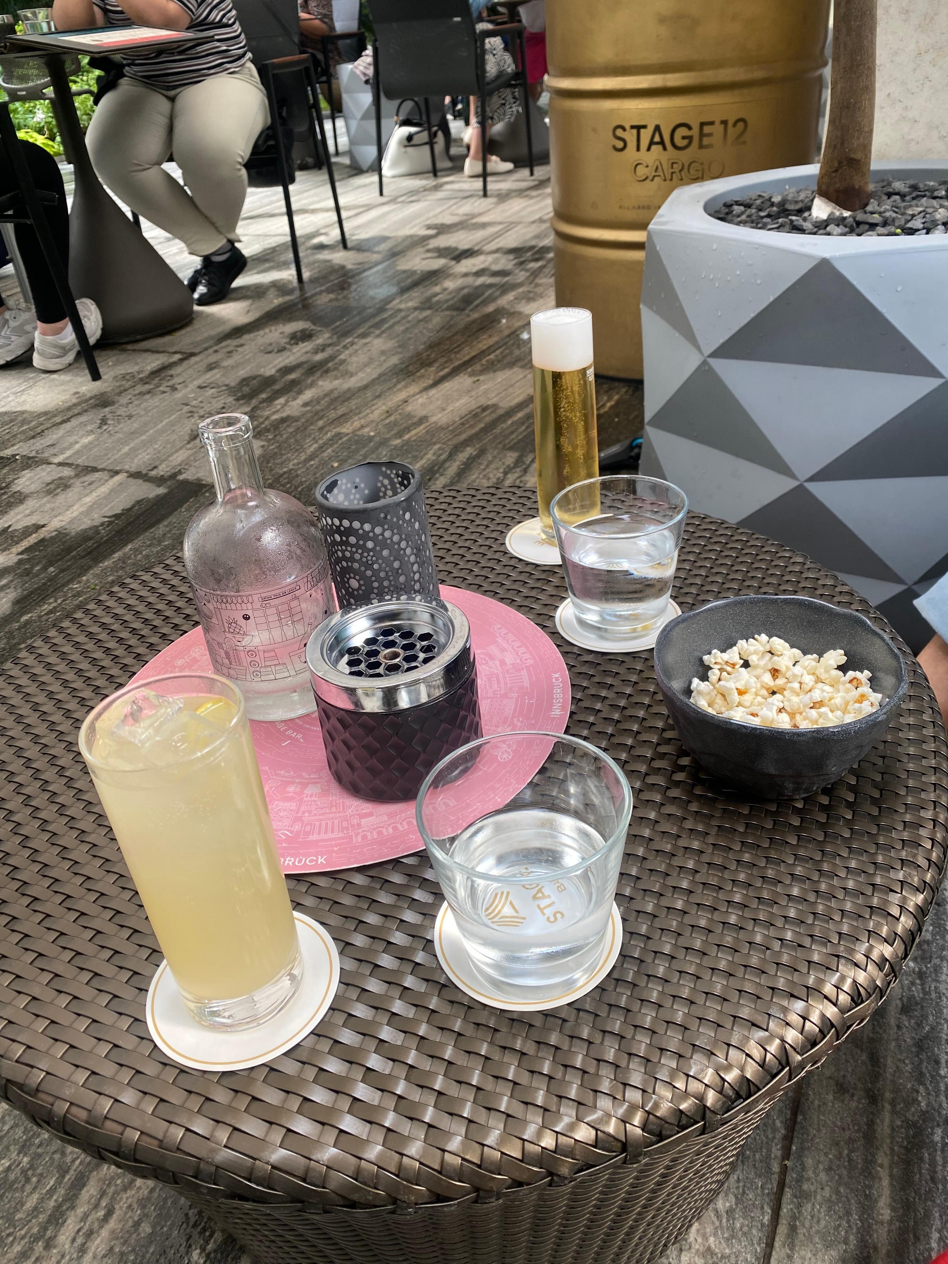 Outdoor bar is very nice. Drinks are served with seasoned popcorn 
Try the Easy Lemon drink, refreshing!