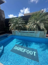 Enjoy some drinks by the great pool!