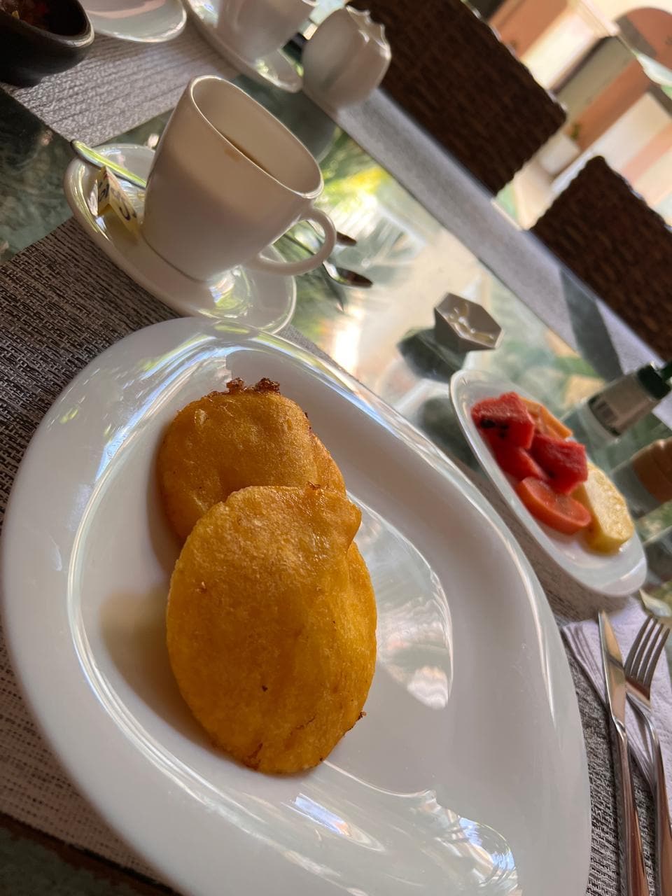 Unas arepas deliciosas para desayunar, con su crema acidita y salsa pico de gallo