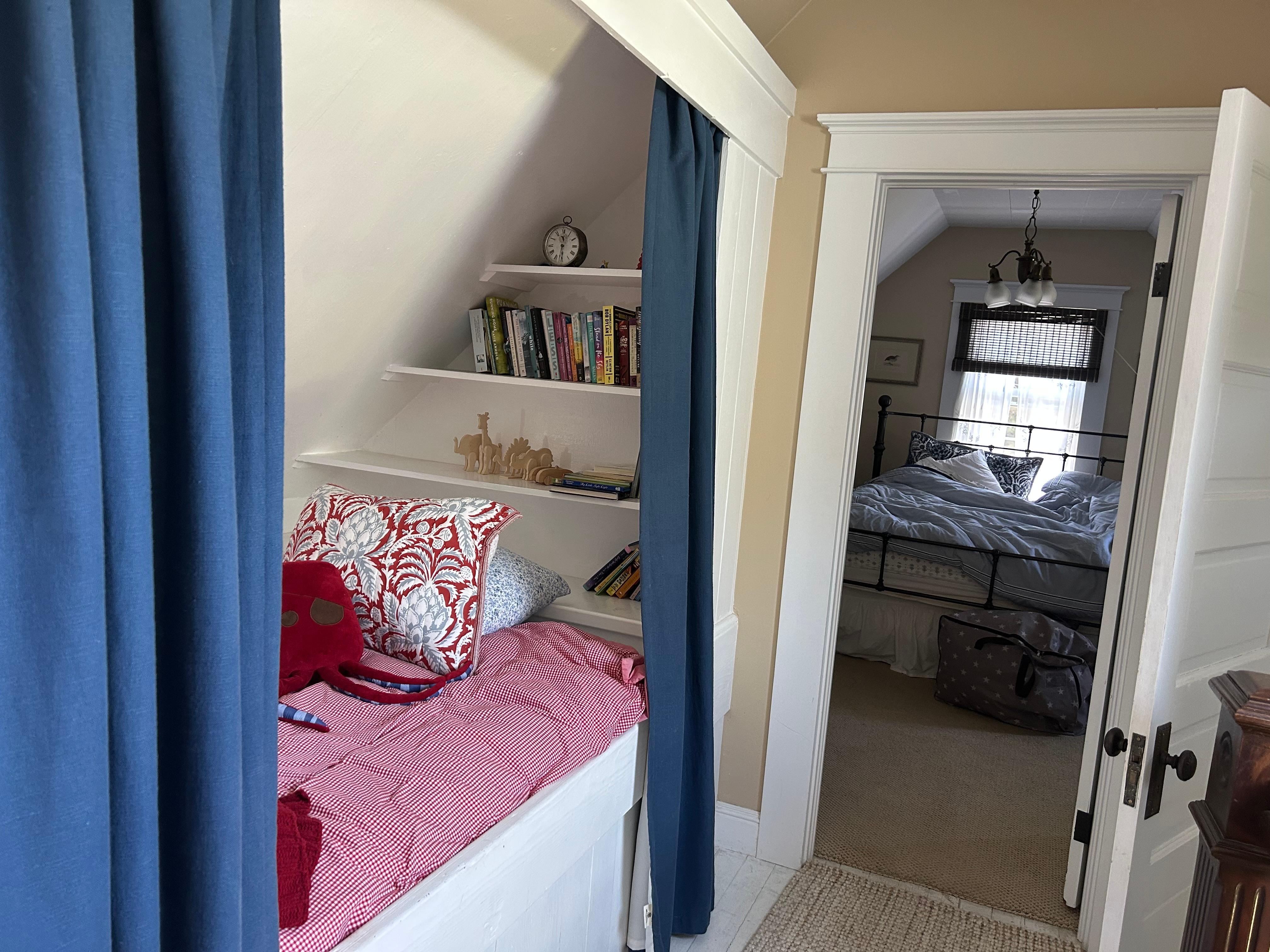 Captains bed with porthole window!