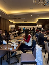 Kantine anstatt 4 Sterne. Tiefgefrorenes Essen…..nicht aufgetaut. Wir gingen gar nicht mehr hin obwohl bezahlt.