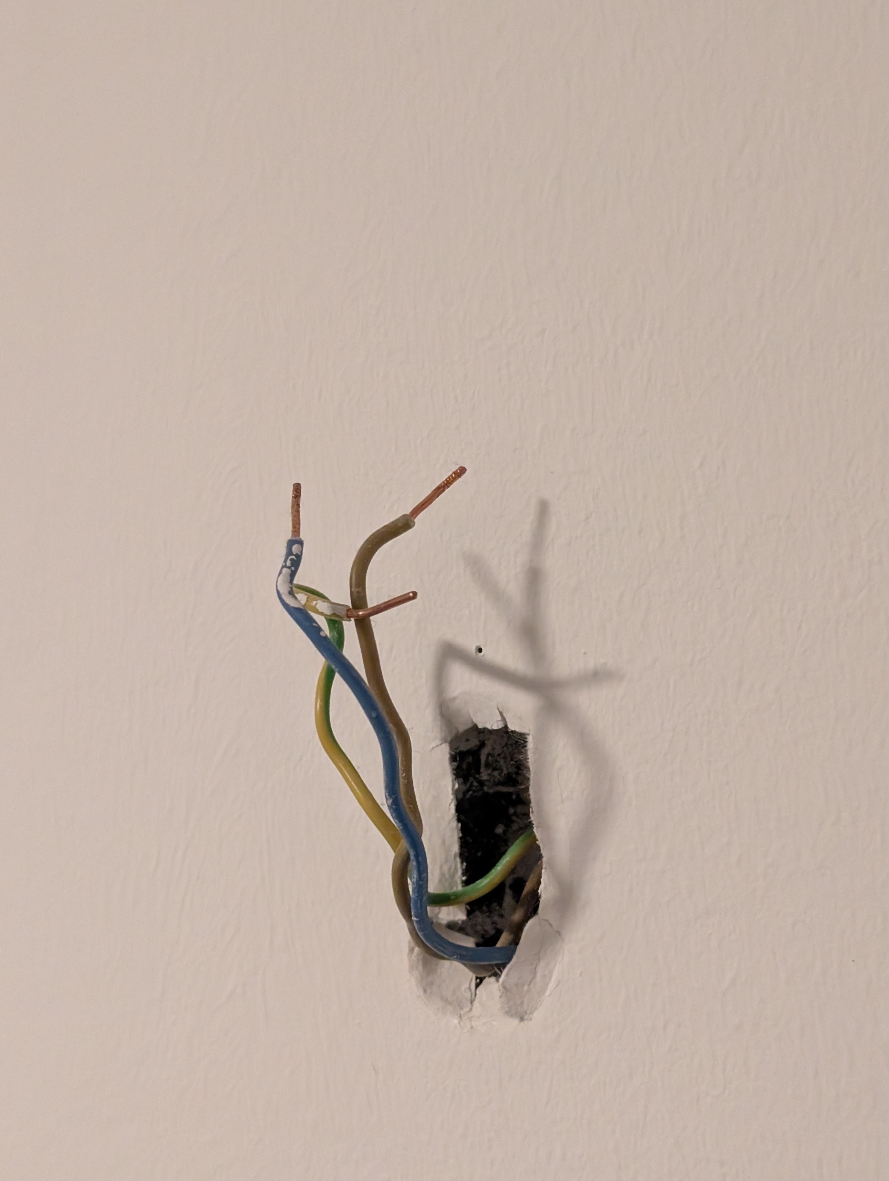 Abisolierte Kabel (UNTER SPANNUNG) für nicht installierte Wandlampe.