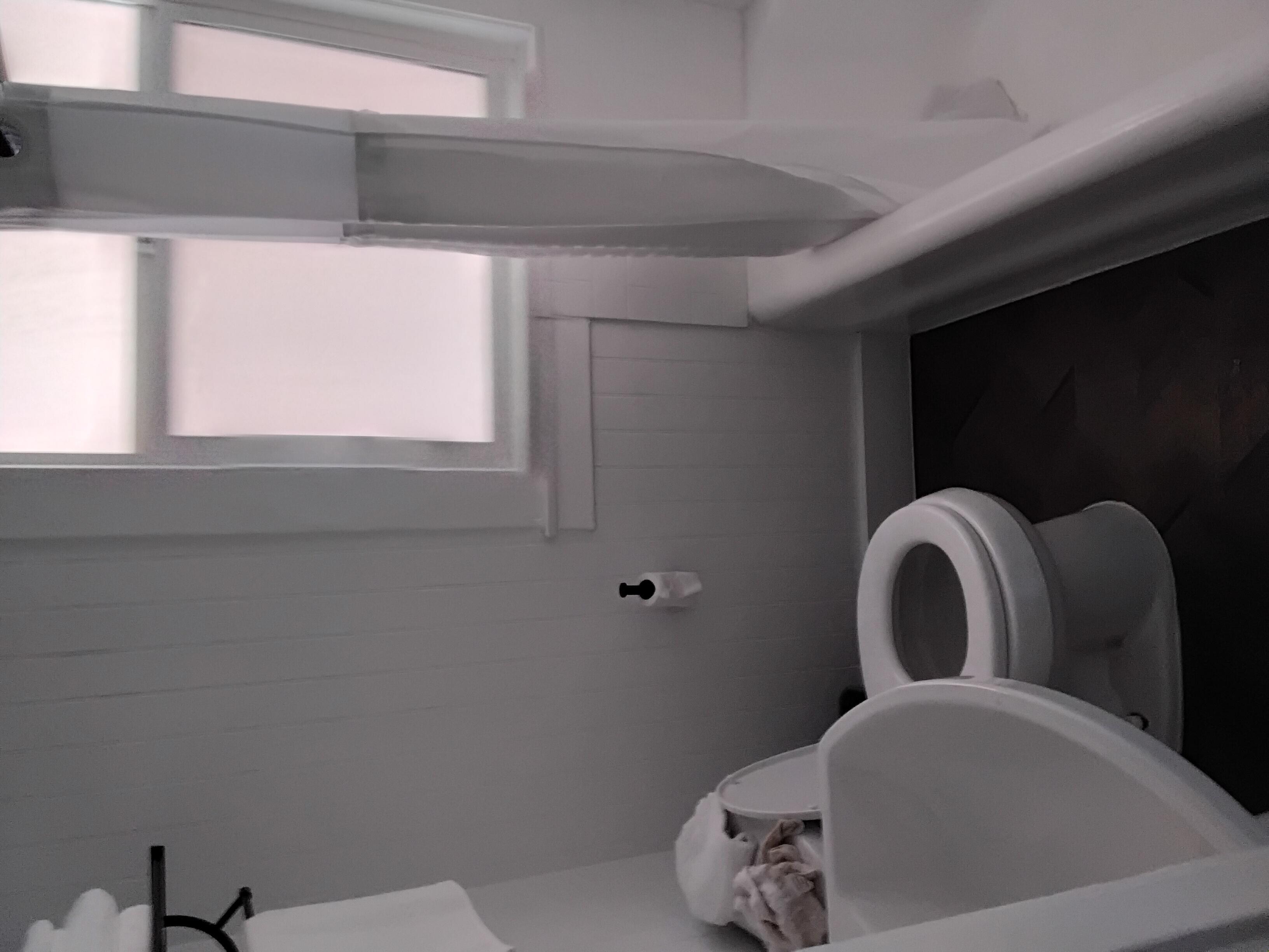Bathroom is just like the ones i had in yhe 2000s in collage