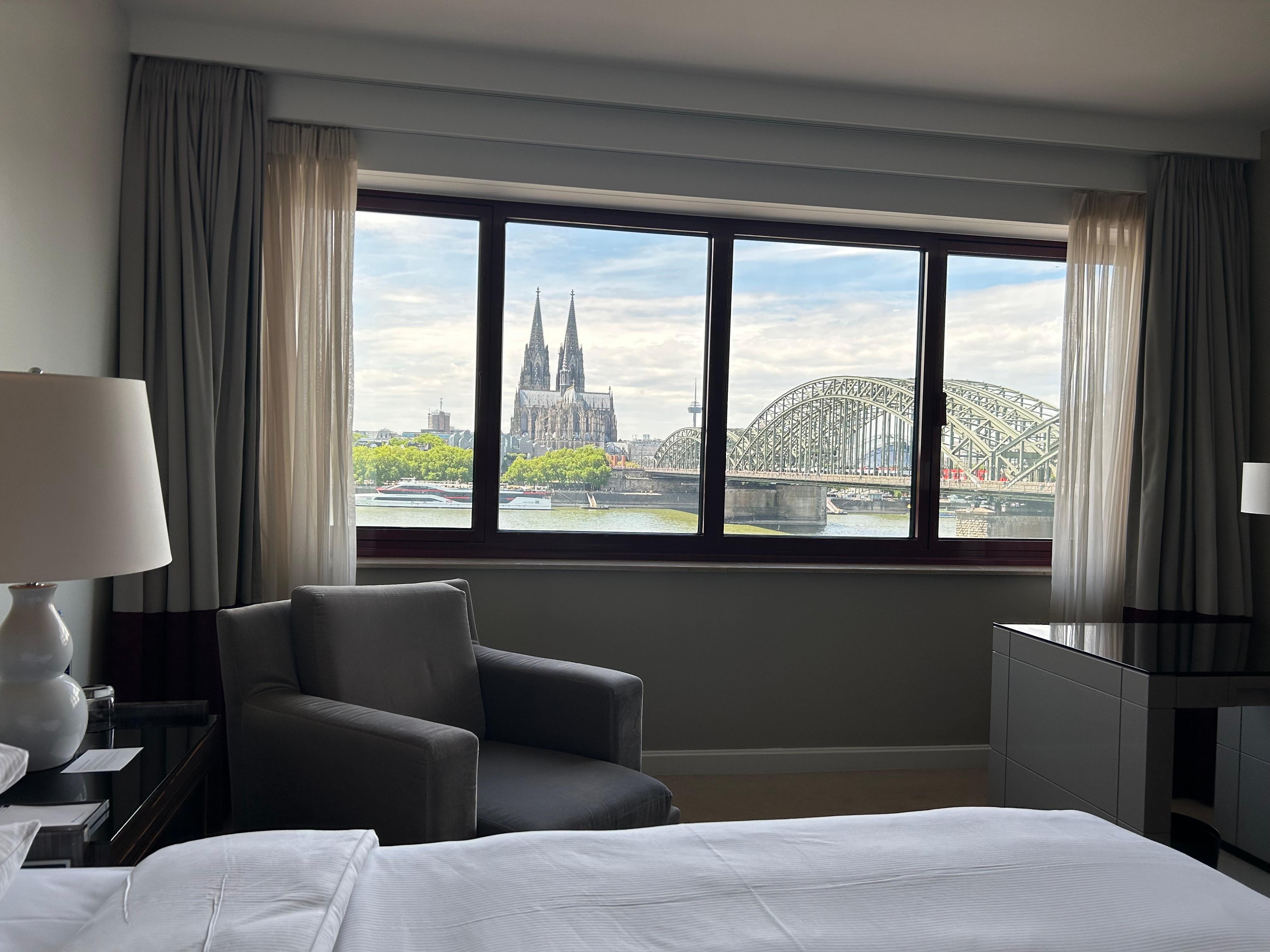Zimmer mit Blick auf den Dom, Rhein und Brücke