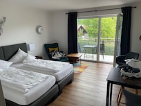 Geräumiges, geschmackvolles Zimmer