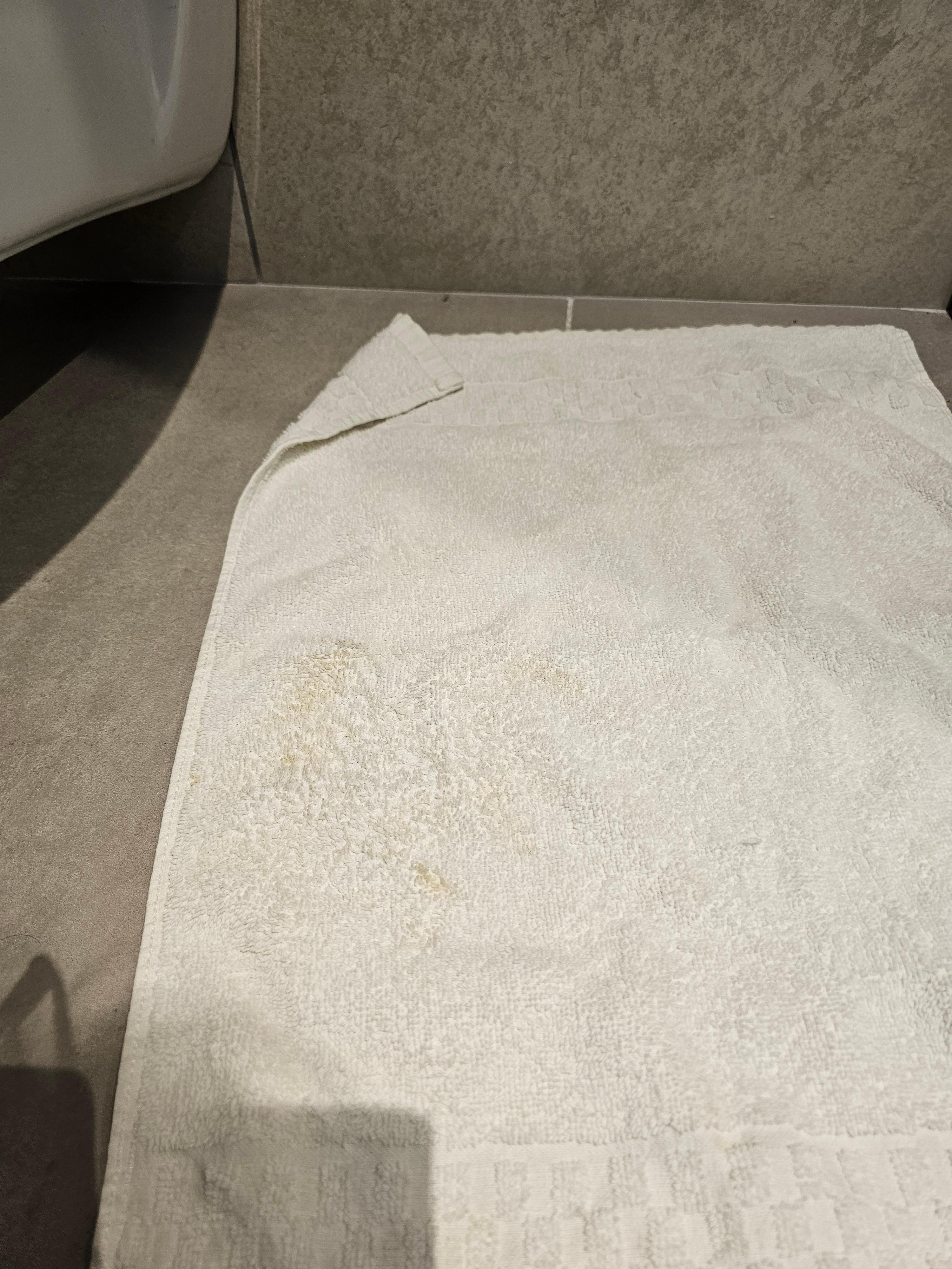 染みだらけのハンドタオル