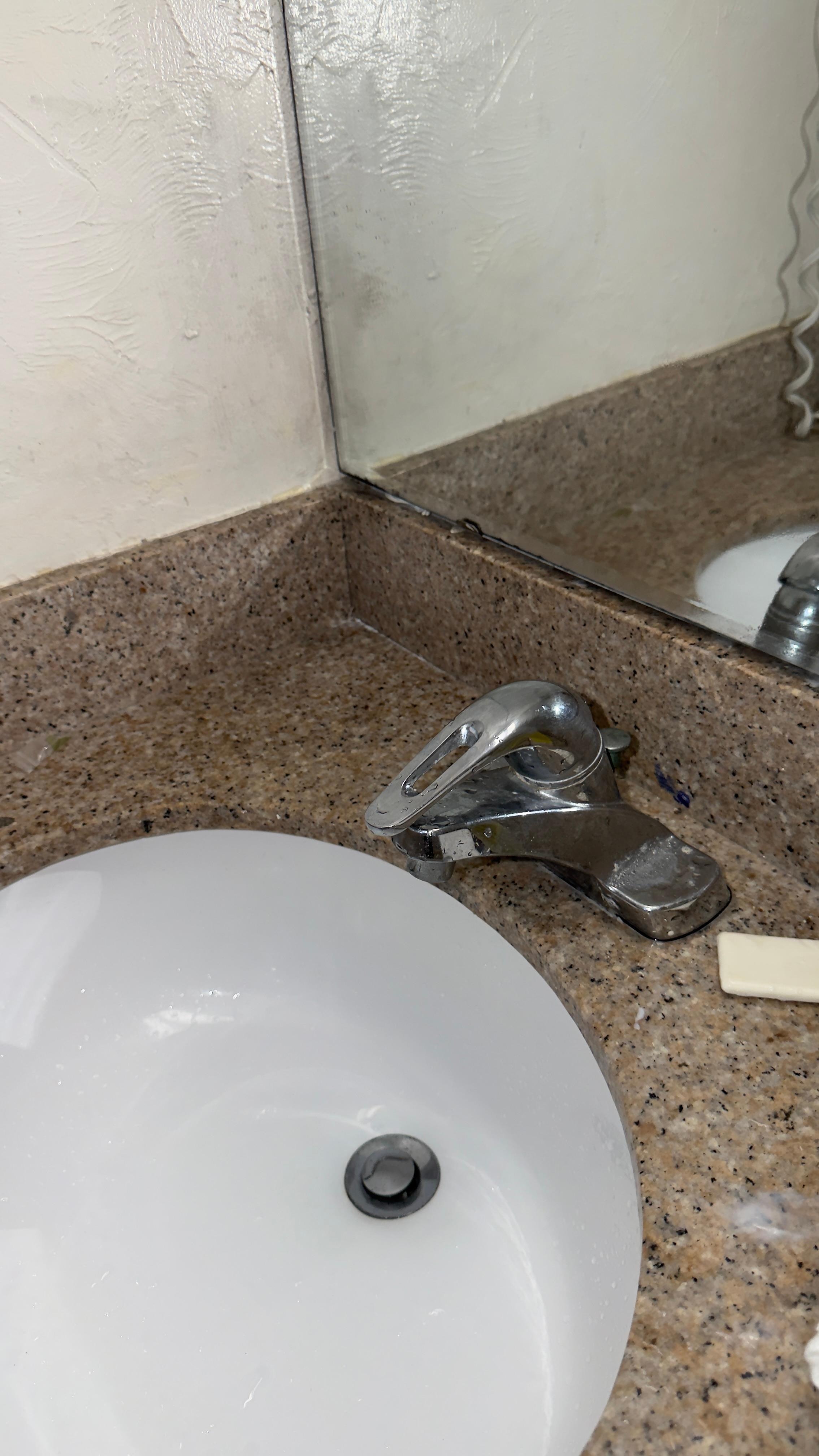 óxido, sucio, paredes mal pintadas sucias