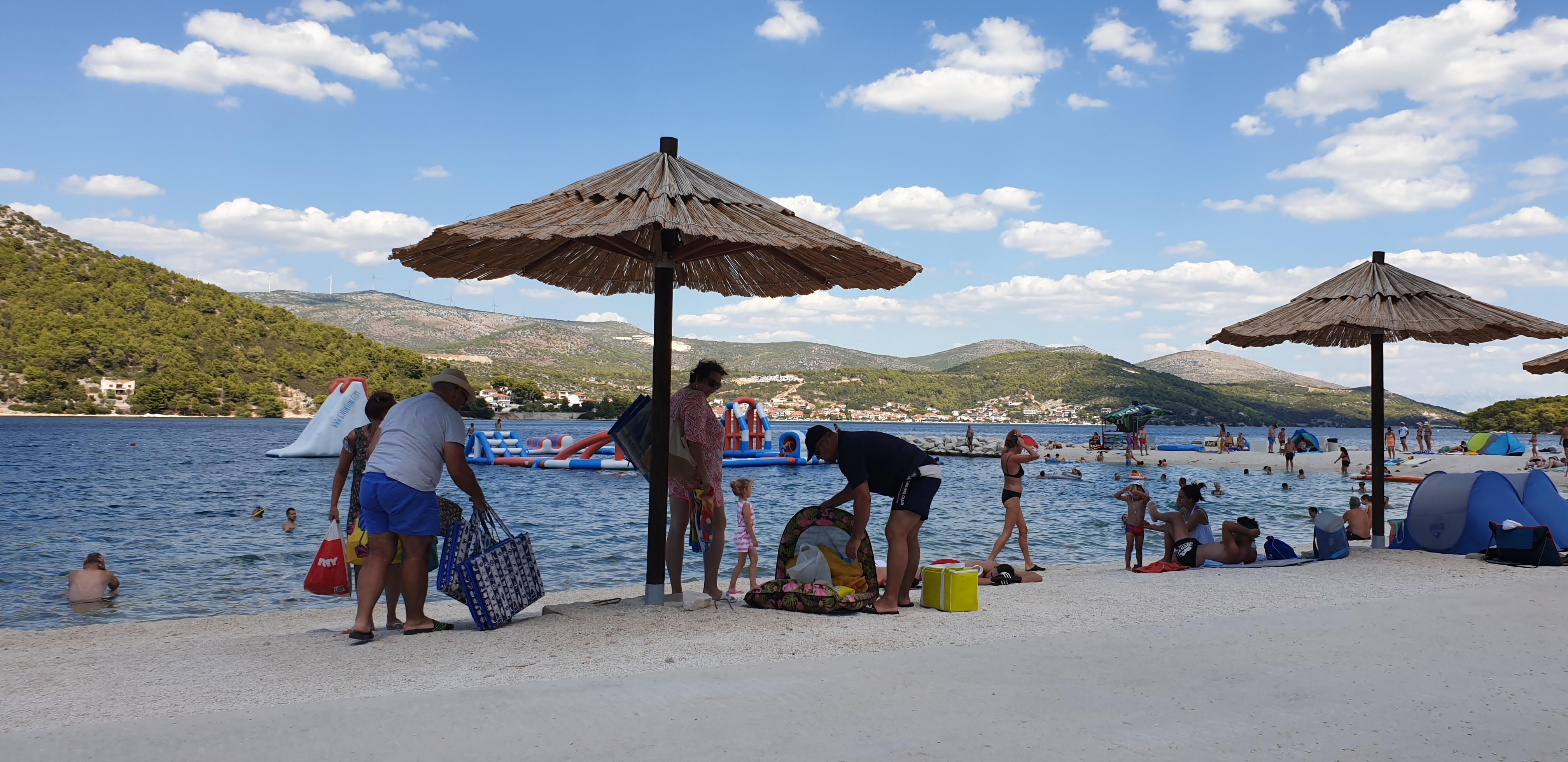 Zona playa que al ser publica, si no madrugas, no hay zona donde ponerse porque es utilizada por turistas ajenos al hotel y habitantes del pueblo. Zona muy utilizada por familias con niñis pequeños por la zona de ocio, tranquilidad y poca profundidad