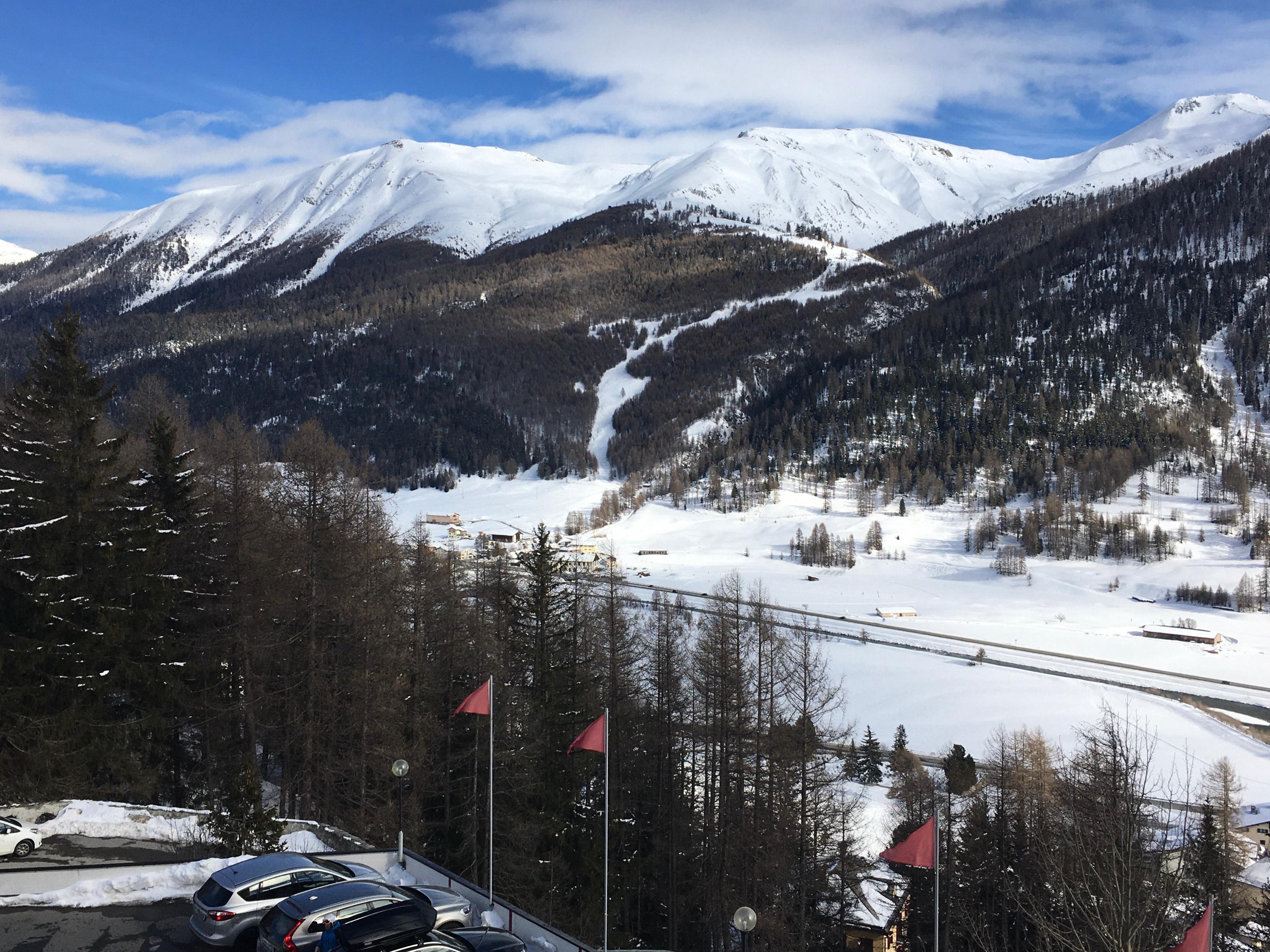 Aussicht von Zi. 307 auf die Loipen im Tal