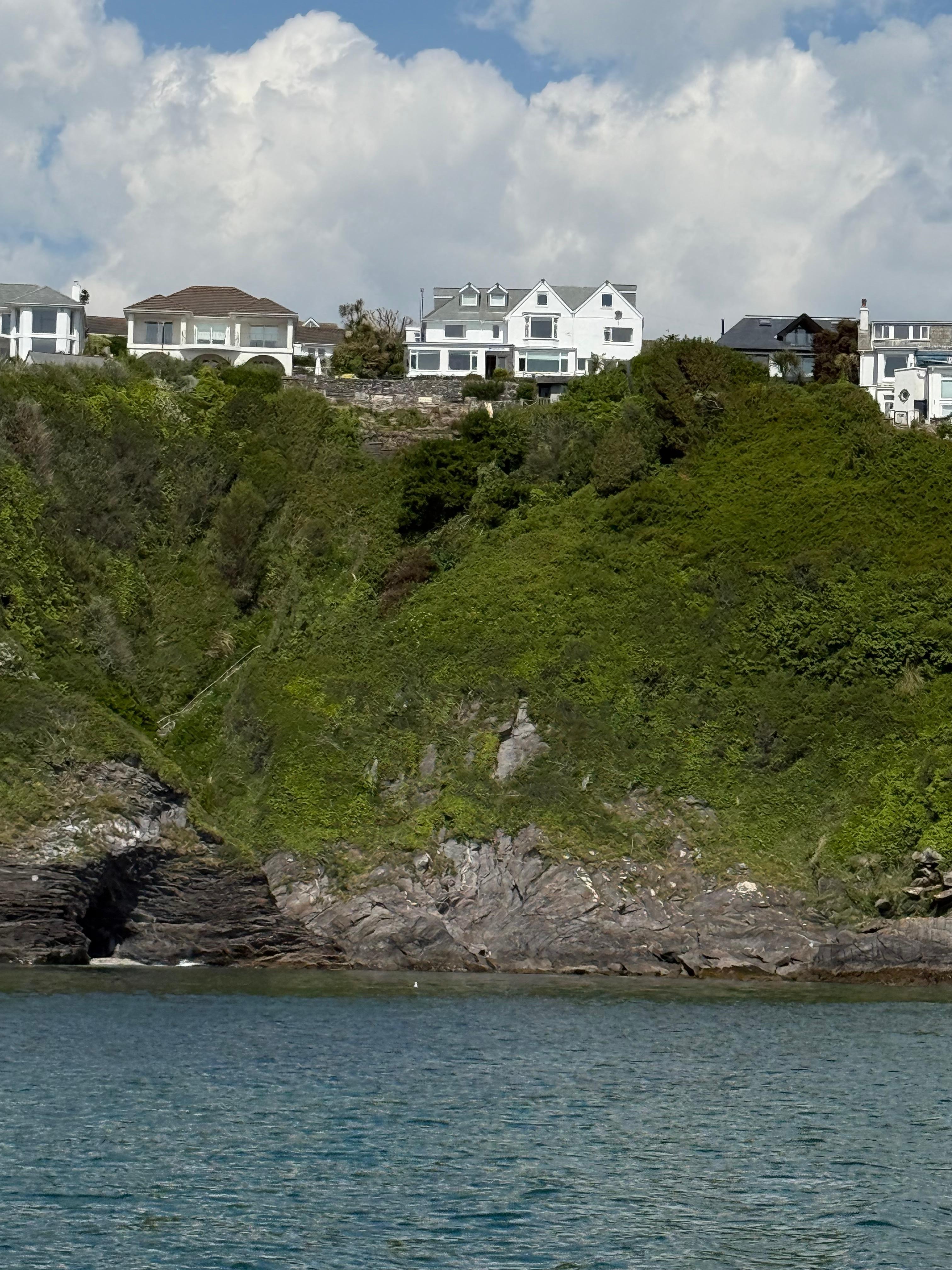 Blick vom Meer auf das Hotel