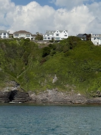 Blick vom Meer auf das Hotel