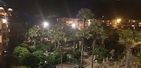 Foto bei Nacht in die Mitte der Hotelanlage hinein, vom Gang aus