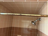 rostige Duschvorhangstange
