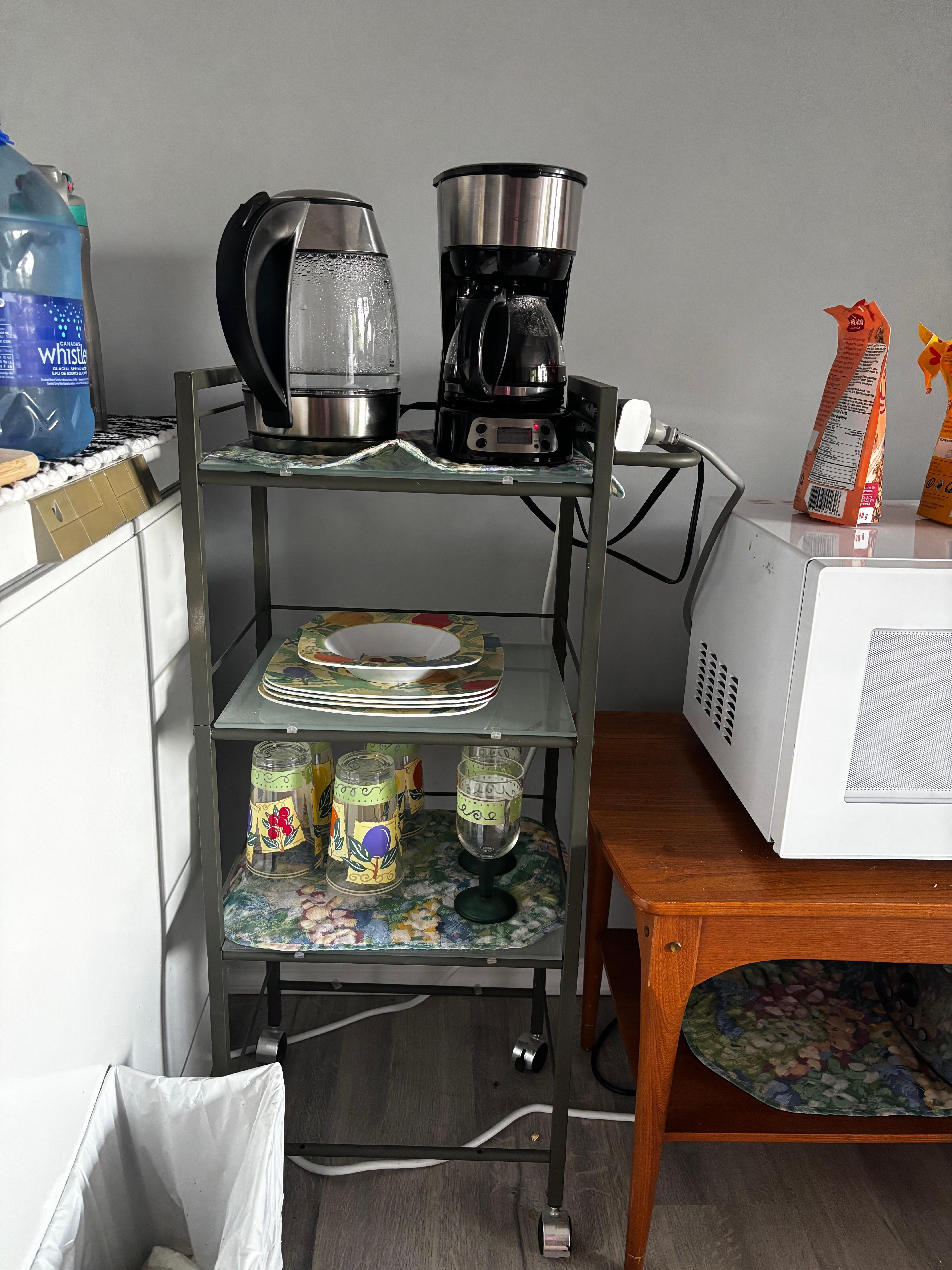 Coffe pot, electric kettle and dishes