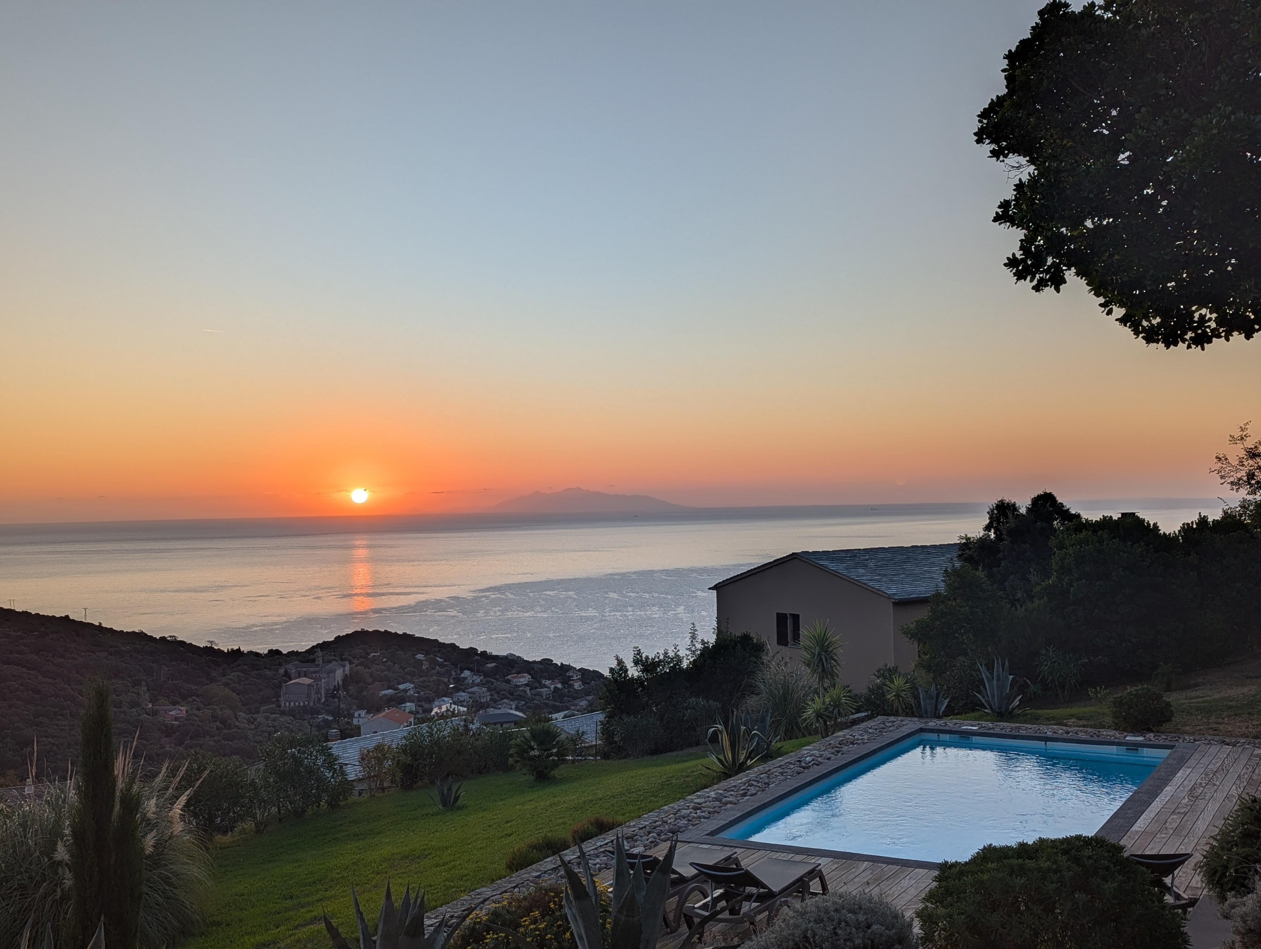 Sonnenaufgang am Pool