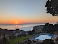 Sonnenaufgang am Pool