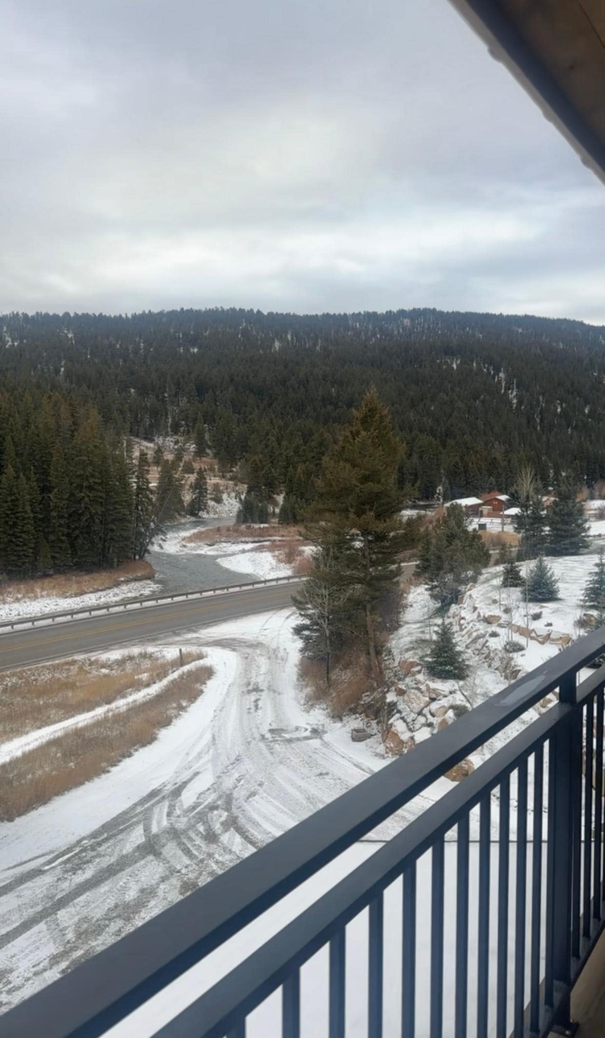 Kinda hard to spot but don’t miss your turn! Also the river is right there. 