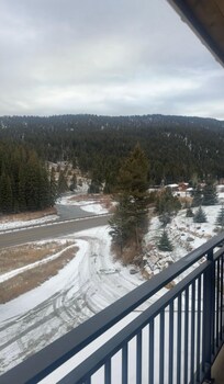 Kinda hard to spot but don’t miss your turn! Also the river is right there.