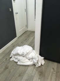 There was dirty laundry was in the apartment when we arrived. It took 3 hours until somebody took it away.