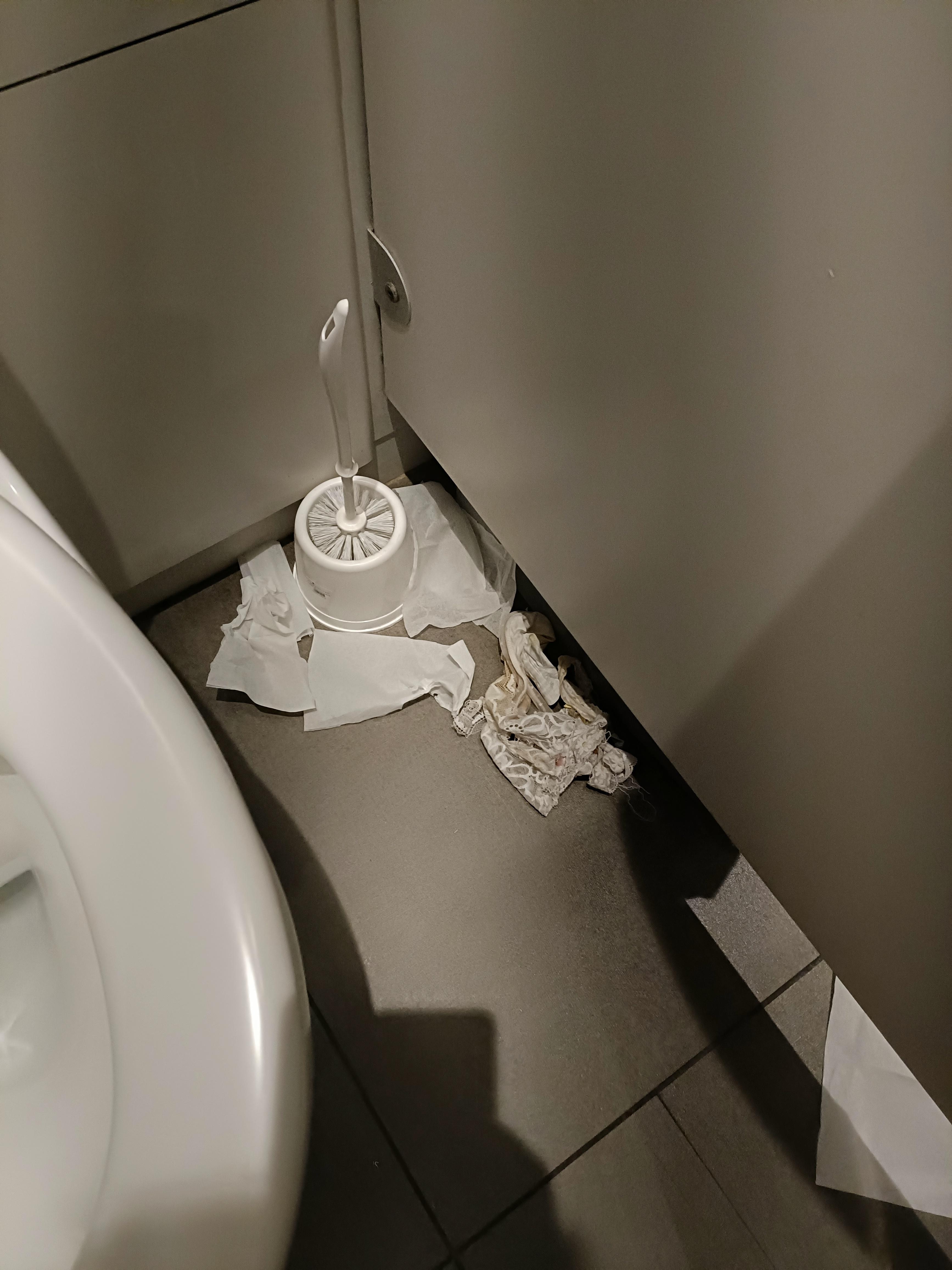 Pants off and on the floors even when explained to the staff they were in these conditions they were not cleaned nor tidied 