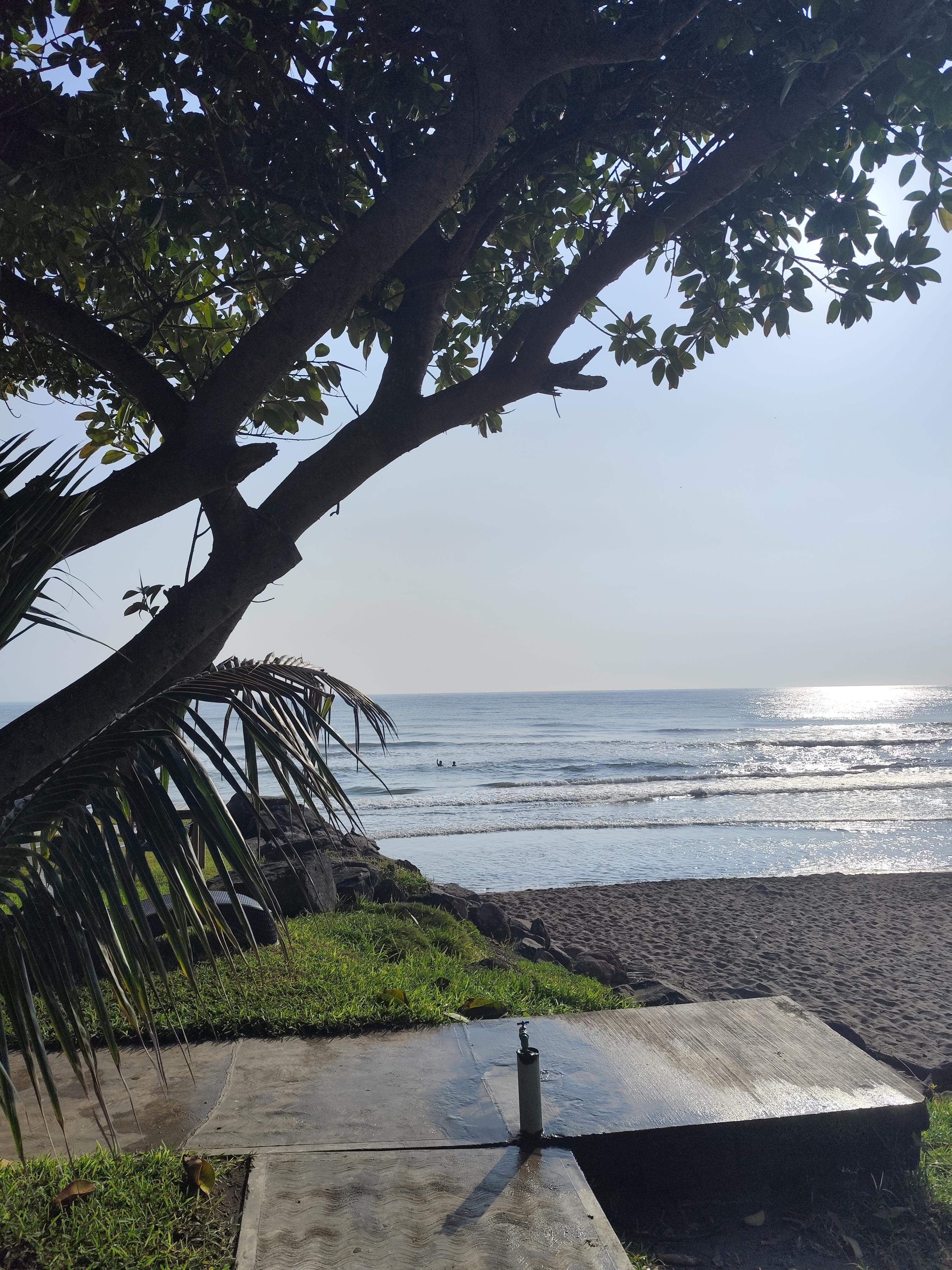 Desde un extremo de la alberca, así se ve el mar