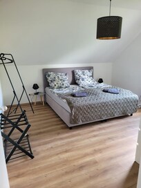 Schlafzimmer auf der linken Flurseite