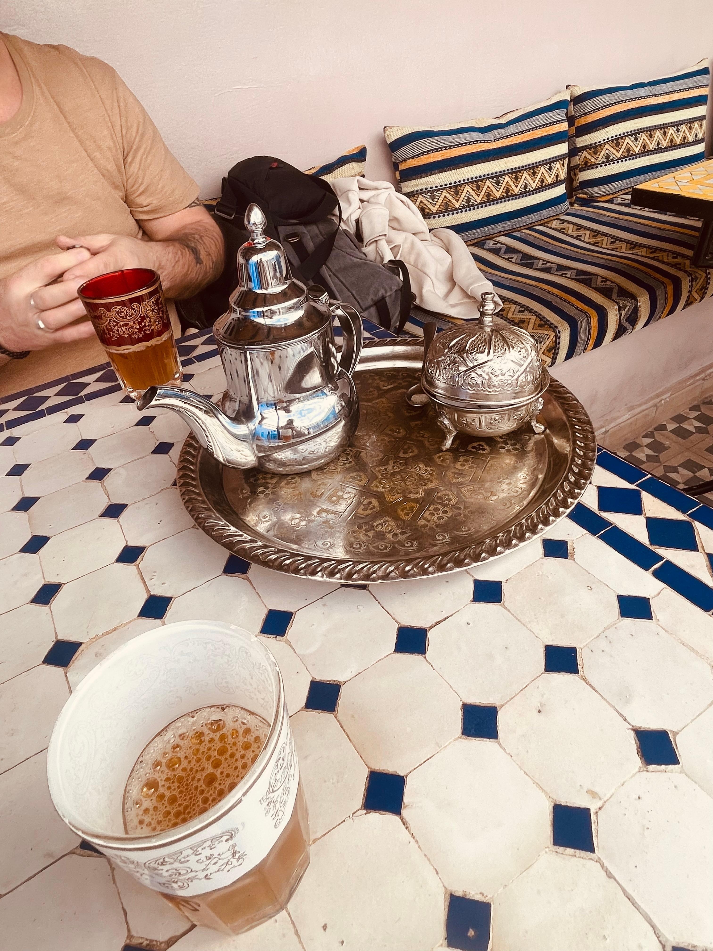 Le thé à la menthe d’accueil 