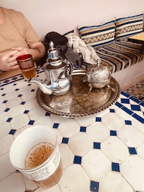 Le thé à la menthe d’accueil