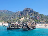 Main beach where day boat trips depart