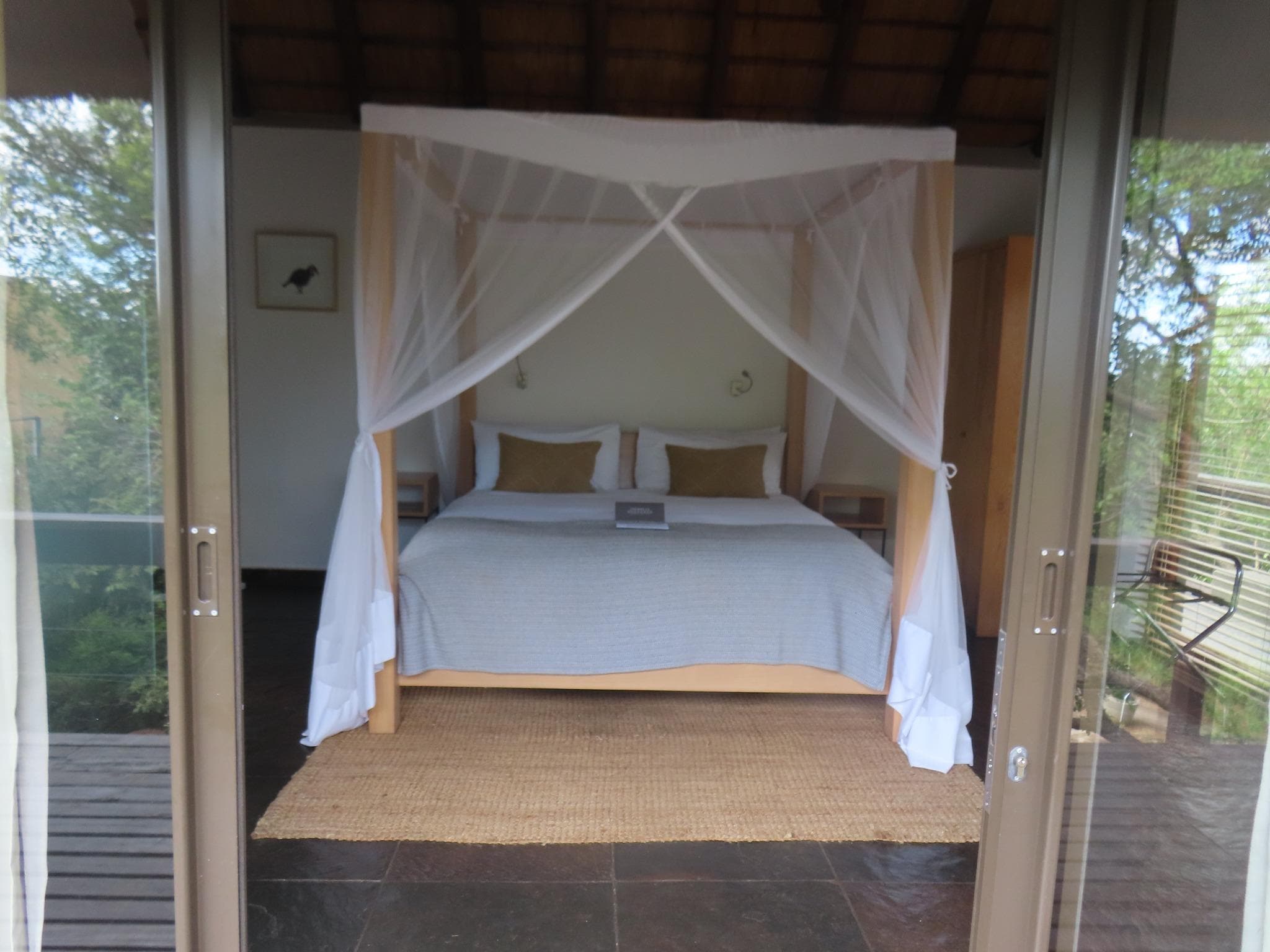 chambre avec lit et moustiquaire. Le personnel vient installer la moustiquaire tous les soirs. 