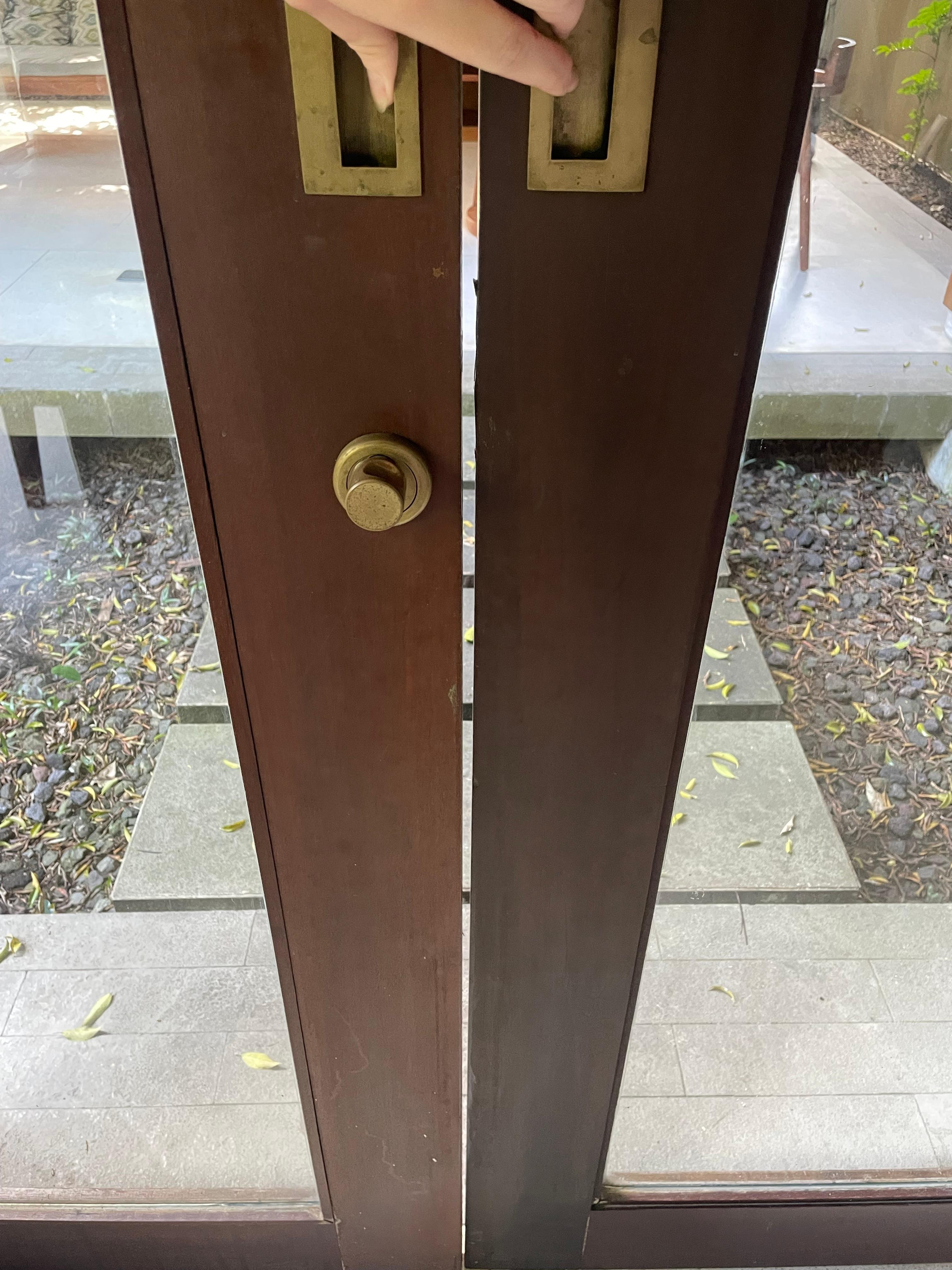 The door not closing completely (and there’s space between the door and the wall as well)