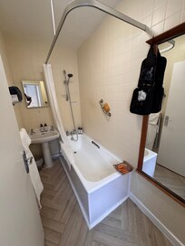 Bathroom
Room 6