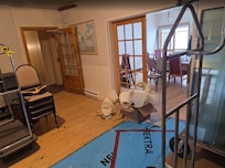 Passage pour me rendre à l'assenseur qui en fait est un monte charge.