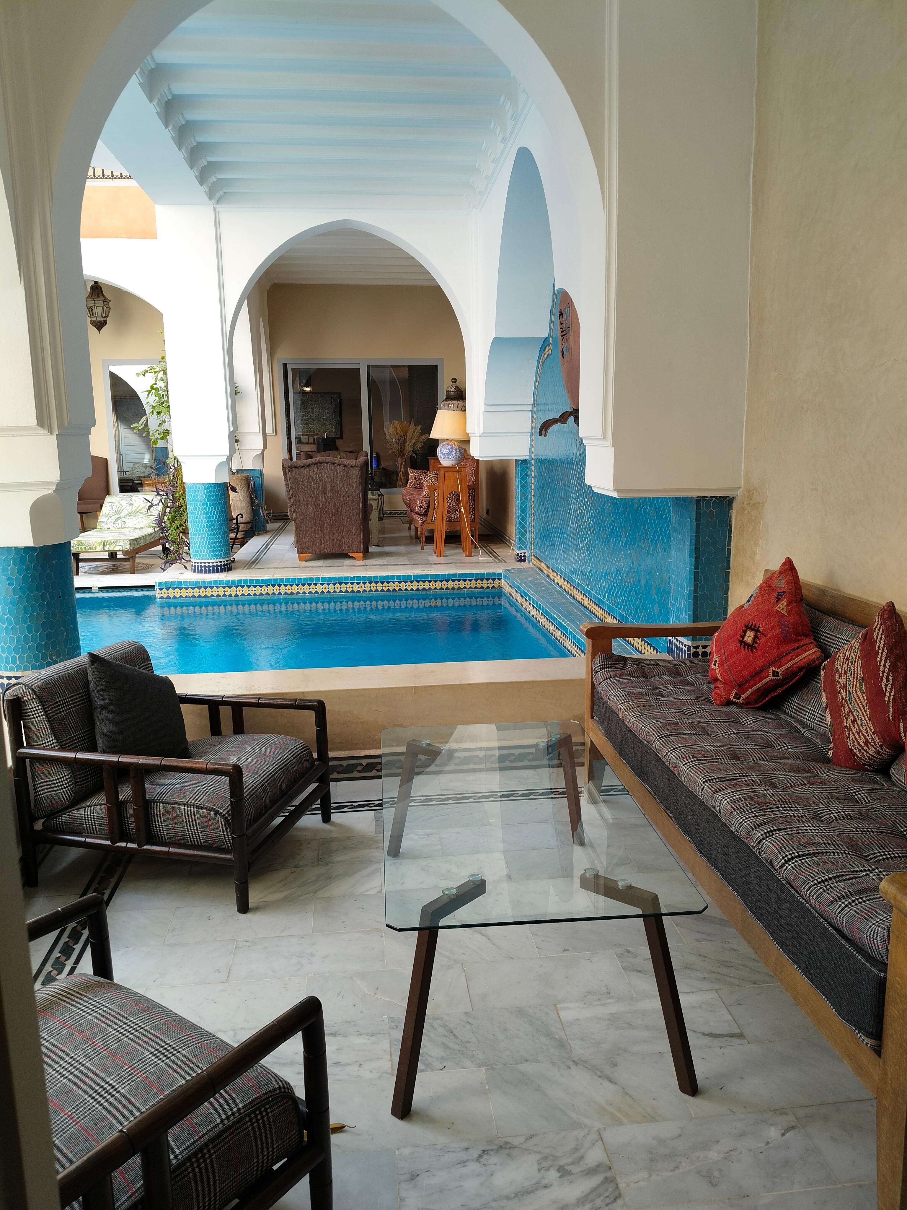 Privé terras naast het zwembad.